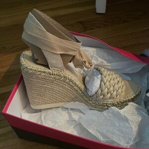 Vince camuto 8.5 wedge NWT